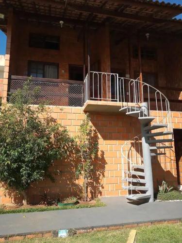 ein Gebäude mit einer Seitentreppe in der Unterkunft Kitnet na Martim de Sá - Caraguatatuba in Caraguatatuba