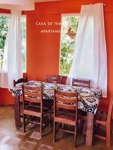 a dining room with a table and four chairs at Casas de Juan in Morro de São Paulo