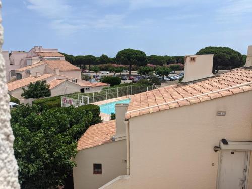 - une vue sur la piscine depuis un bâtiment dans l'établissement bel appartement dans résidence avec piscines, au Barcarès