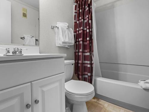 Un baño con inodoro, lavabo y bañera. en ML355 Slope Side Getaway EZ Parking Near Village WiFi, en Snowshoe