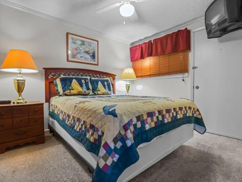 Un dormitorio con una cama y una cómoda con una lámpara. en ML355 Slope Side Getaway EZ Parking Near Village WiFi, en Snowshoe