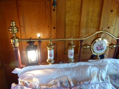 Katil atau katil-katil dalam bilik di Wacky Stays - unique farm-stay glamping rentals, FREE animal feeding tours