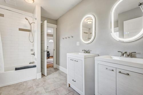 Ένα μπάνιο στο 2BDRM Office Fireplace Downtown Park