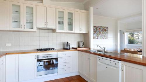 Η κουζίνα ή μικρή κουζίνα στο Cooee Cottage Spectacular Views Blackheath
