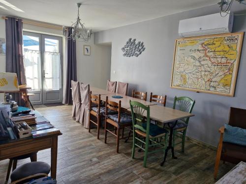 une salle à manger avec une table et des chaises dans l'établissement Gîte entre Loire et canaux, proche centre-ville, idéal pour grands groupes et séjours historiques - FR-1-590-369, à Briare