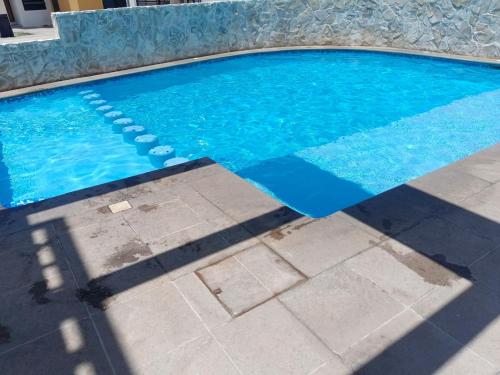 a swimming pool with blue water in a building at Casa en zona industrial SLP in San Luis Potosí
