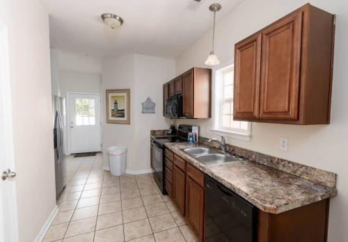 默特尔比奇Lovely 2-level 2-bedroom cottage, 1 block to beach的带水槽和台面的厨房