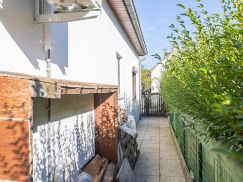 a walkway outside of a house with plants at Ideal holiday home by the sea in Lombardsijde