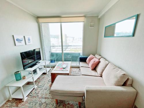 コンセプシオンにあるDepartamento central elegante y acogedorのソファとテレビのあるリビングルーム