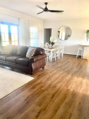 Χώρος καθιστικού στο Red Hill Farmstay Bathurst 3BR Spacious inside and out!
