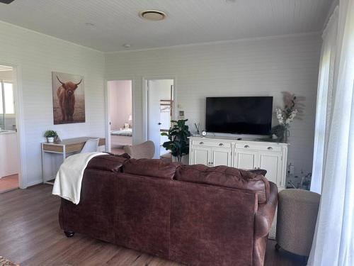 Μια τηλεόραση ή/και κέντρο ψυχαγωγίας στο Red Hill Farmstay Bathurst 3BR Spacious inside and out!