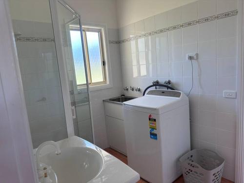Ένα μπάνιο στο Red Hill Farmstay Bathurst 3BR Spacious inside and out!