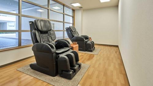 three chairs in a room with a large window at Tokyu Vacations Izukougen in Ito