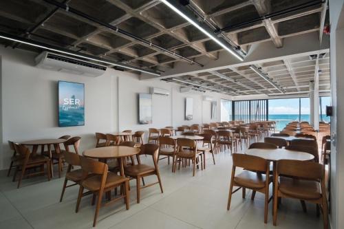 Pokój ze stołami i krzesłami z widokiem na ocean w obiekcie Porto Alto Resort w mieście Cupe