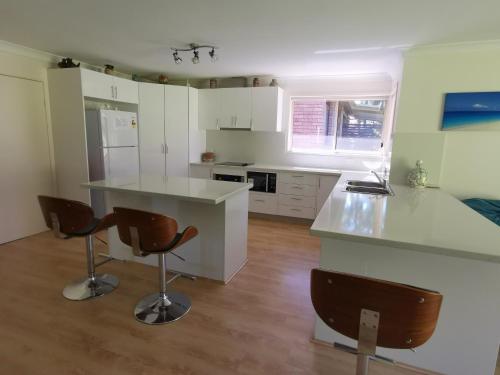 Η κουζίνα ή μικρή κουζίνα στο Mountain View Beach House Near Batemans Bay