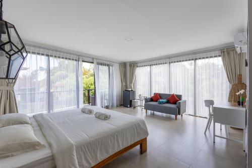 Una cama o camas en una habitación de Deluxe Room with Jungle View