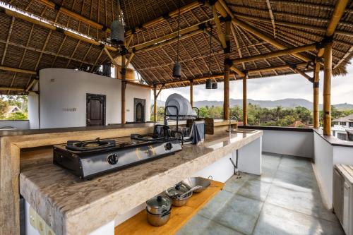 Una cocina o cocineta en Deluxe Room with Jungle View