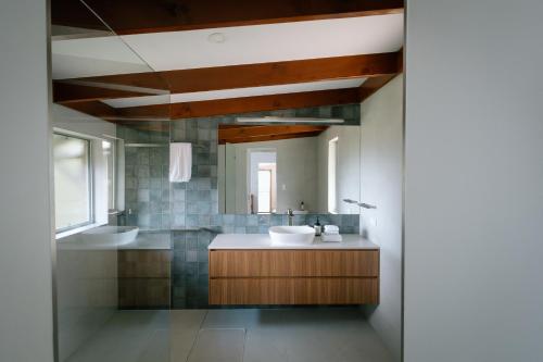 Billede fra billedgalleriet på Executive Paradise High on Hill with Incredible Views, Firepit & Games Perfect for groups of Family and Friends i Balmoral Ridge