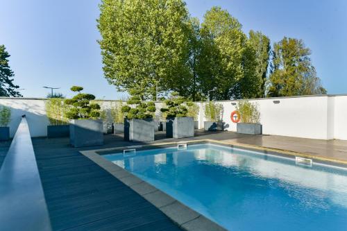 Bazén v ubytování Golden Tulip Roissy Saint Witz nebo v jeho okolí
