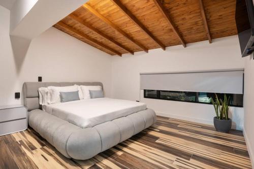 Postel nebo postele na pokoji v ubytování Private Sauna Jacuzzi Billiard Gym Luxury Retreat