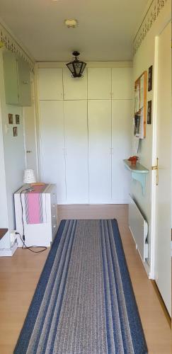 a room with a microwave and a rug on the floor at Stunning Home In Strängnäs With 2 Bedrooms in Strängnäs