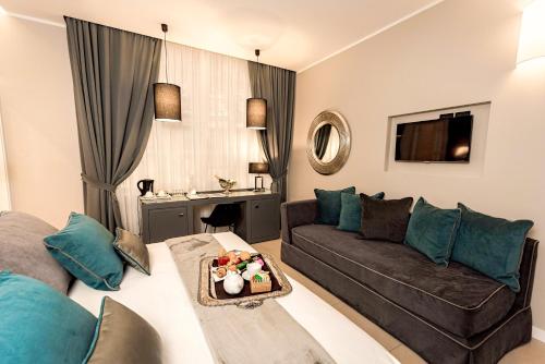 un soggiorno con divano e tavolo di Delle Vittorie Luxury Rooms&Suites a Palermo