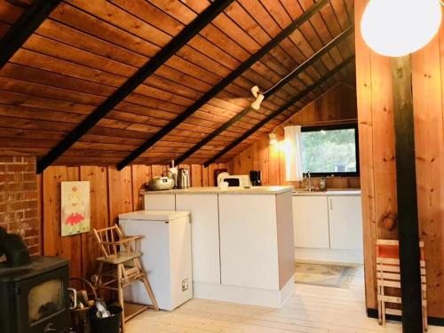 een keuken met witte apparatuur en een houten plafond bij Amazing Home In Humble With 3 Bedrooms And Wifi in Humble
