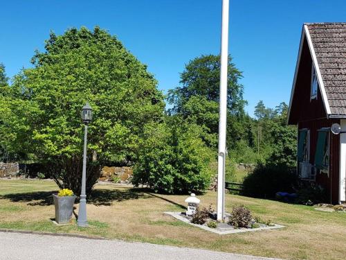 Ein Garten an der Unterkunft Amazing Home In Vittsjö With 1 Bedrooms