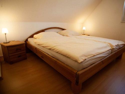 un letto in una camera con due comodini e due lampade di Koserow Comfortable holiday residence a Ostseebad Koserow