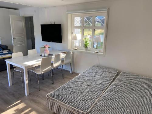 a living room with a table and chairs and a bed at Awesome Home In Vena With 1 Bedrooms And Jacuzzi in Vena