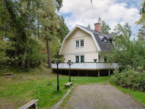 Κήπος έξω από το Stunning Home In Djurhamn With 6 Bedrooms, Wifi And Sauna