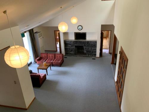 a living room with red furniture and a fireplace at 旅宿景雅 in Yamanakako
