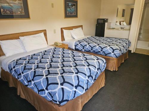 Ένα ή περισσότερα κρεβάτια σε δωμάτιο στο Regency Inn