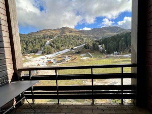 - une fenêtre avec vue sur la montagne dans l'établissement Duplex T3 balcon au cœur du Lioran, proche pistes - FR-1-787-89, à Laveissière