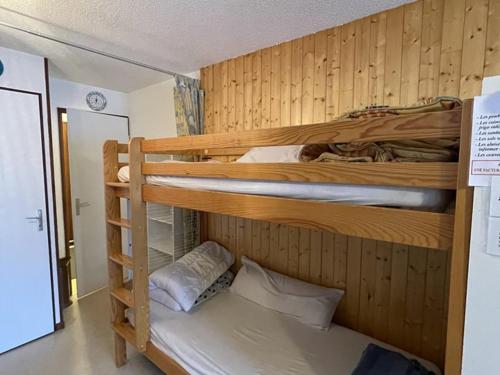 quelques lits superposés dans une chambre dans l'établissement Confortable T2 avec balcon au cœur de la station, proche pistes et commerces - FR-1-787-80, à Laveissière