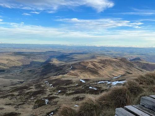 - une vue depuis le sommet d'une montagne dans l'établissement Duplex T3 balcon au cœur du Lioran, proche pistes - FR-1-787-89, à Laveissière