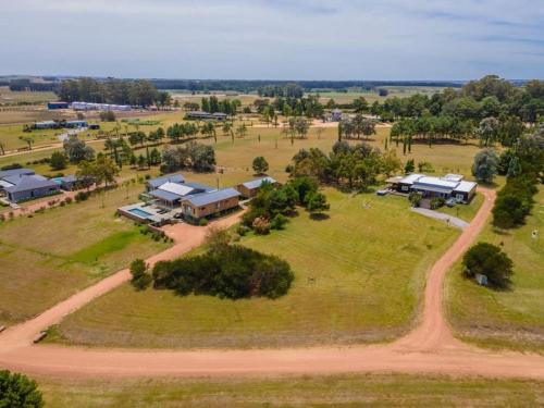 an aerial view of a farm with buildings at Casa 5 dormitorios in Balneario Buenos Aires