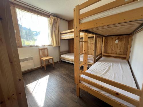 une chambre avec deux lits superposés et une fenêtre dans l'établissement 2 pièces en station centrale, 6 pers, accès piste direct, chien admis - FR-1-351-253, à La Plagne Tarentaise