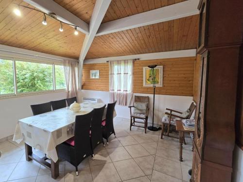 une salle à manger avec une table et des chaises dans l'établissement Gîte avec grand parc, clim et Wifi, proche commerces, dans le Parc Naturel Périgord Limousin - FR-1-616-78, à Saint-Jory-de-Chaleix