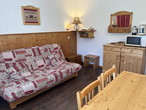 Cette petite chambre comprend un lit, une table et une cuisine. dans l'établissement 2 pièces en station centrale, 6 pers, accès piste direct, chien admis - FR-1-351-253, à La Plagne Tarentaise