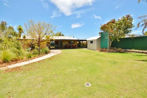 a large yard with a house and a building at Starfire Close 3 - Kalbarri, WA in Kalbarri