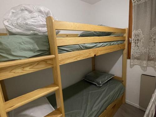 quelques lits superposés dans une chambre dans l'établissement Charmant T2 au Lioran avec accès direct aux pistes et animaux admis - FR-1-787-90, à Laveissière