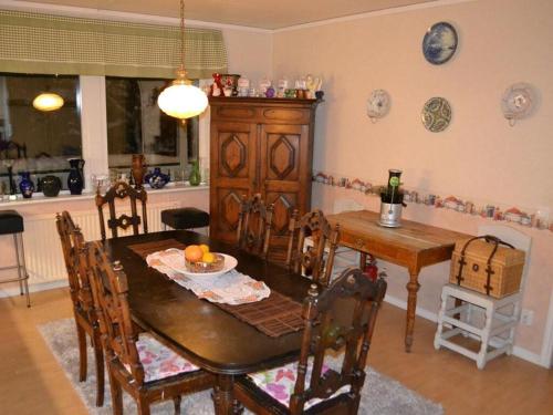 Η κουζίνα ή μικρή κουζίνα στο Stunning Home In Djurhamn With 6 Bedrooms, Wifi And Sauna
