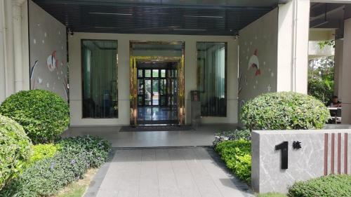 a front door of a building with the number at 家在银滩边 in Dianbailiao