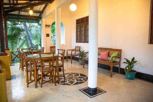 Un comedor con mesa y sillas en Sleeperwood Villa, en Unawatuna