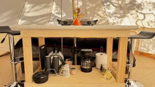 Η κουζίνα ή μικρή κουζίνα στο Glamping MORET, Glamping Tent M4