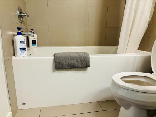 Ένα μπάνιο στο 7th Floor 1 Bedroom Condo with Parking