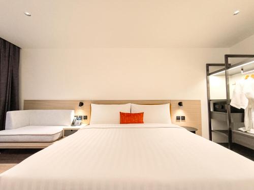 a bedroom with a large white bed and a mirror at Citichic Sukhumvit 13 by Compass Hospitality - Newly Renovated in Bangkok