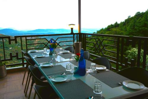 Una mesa colocada en un balcón con vista. en Hotel Bella Heights, en Dharamshala