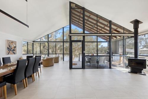 Χώρος καθιστικού στο Luxury Riverside Escape with Private Jetty on the Murray River